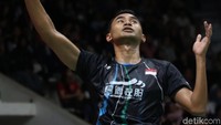 Meski Sameer Verma berusaha membalas, Tommy masih dapat mengatasinya. Duel ketat pun berhasil dilalui Tommy sebelum menang 21-17 pada gim pembuka.