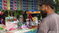 Mereka menjajakan makanan dan minuman kepada pengunjung yang datang.