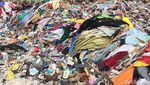 Jorok! Sampah Kain Penuhi Pantai Wisata di Polman