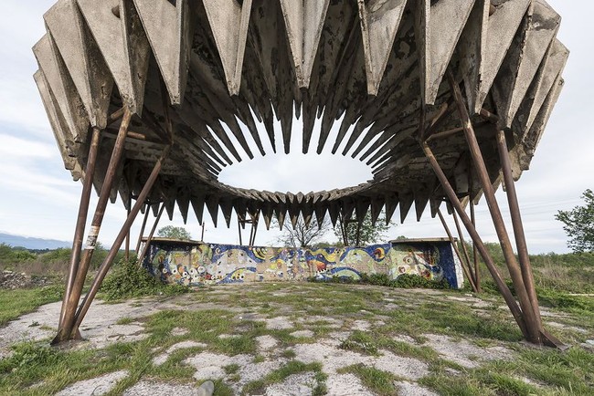 Sebagian besar dari halte unik ini terdapat di jalan Gagra, Pitsunda, dan New Athos di Abkhazia. Apakah kamu berniat untuk mengunjunginya? Foto: dok. bored panda