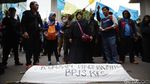 Keranda Mayat Warnai Aksi Buruh di Depan Gedung Kemenkes