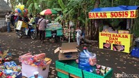 Pasar tiban muncul di area Keraton Agung Sejagat di Purworejo, Jawa Tengah, Rabu (15/1).