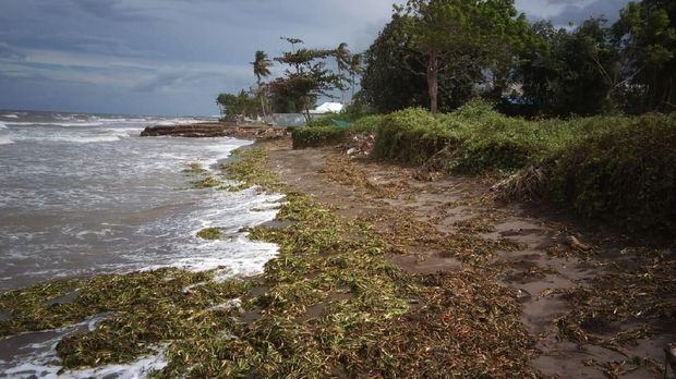 Abrasi di Takalar Sulsel Hantam Pekuburan, Kain Kafan Bermunculan