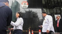 Muhammad dan Ida Budhiati meningglkan gedung KPK usai melakukan koordinasi terkait sidang etik Komisioner KPU Wahyu Setiawan.