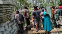 Pantauan di Keraton Agung Sejagat, Dusun Pogung, Desa Juru Tengah, Kecamatan Bayan, Kabupaten Purworejo, robohnya pagar tersebut terjadi saat warga berdesakan untuk melihat kondisi keraton yang viral itu. Sayoto Ashwan/detikcom.