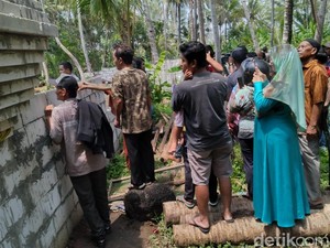 Ramai Dijubeli Warga, Pagar Keraton Agung Sejagat Purworejo Roboh