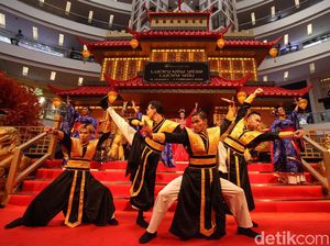 Pertunjukan Khas Imlek Meriahkan Pusat Perbelanjaan