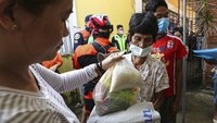 Di posko pengungsian tersebut warga mendapatkan bantuan sembako dan masker pelindung pernapasan untuk beraktivitas sehari-hari. AP Photo/Gerard Carreon.