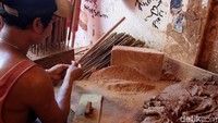 Hio itu terbuat dari serbuk kayu, air, lem khusus, pewangi dan pewarna. Semua bahan dicampur hingga membentuk sebuah adonan yang menyerupai tanah liat.