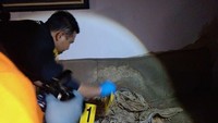 Hasil penyelidikan dan olah tempat kejadian perkara (TKP), tak ditemukan bercak darah di sekitar rumah. Serta tak ada barang-barang yang mencurigakan dan berbahaya. Diakui saksi, rumah tersebut memang sudah lama kosong dan kini dalam keadaan sangat kotor serta tidak terawat.