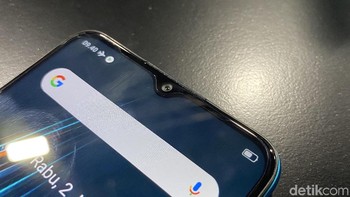 Mengusung notch mini drop, di sana ada kamera 8 MP. Foto: Adi Fida Rahman/detikINET