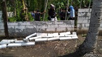 Pagar itu memiliki tinggi sekitar 1,5 meter dan terbuat dari batako. Bagian yang roboh sekitar 50 sentimeter sepanjang 3 meter. Titik pagar yang roboh ini menjadi tempat warga menengok area keraton yang didirikan Toto dan Fanni. Dari pagar tersebut bisa terlihat kolam, batu prasasti, pendapa yang belum selesai dibangun dan kini masih terpancang empat tiang, serta bangunan keraton dari sisi belakang. Sayoto Ashwan/detikcom.