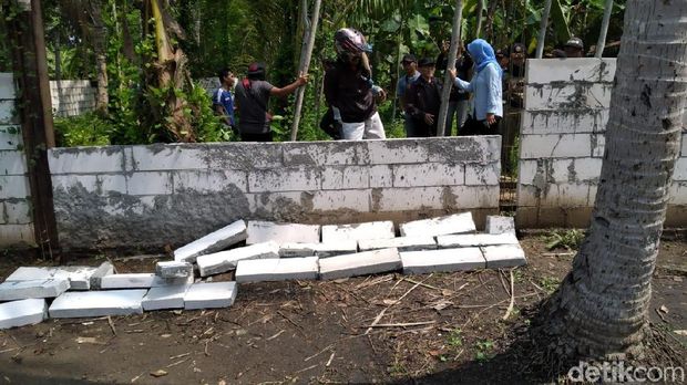 Ramai Dijubeli Warga, Pagar Keraton Agung Purworejo Sejagat Roboh