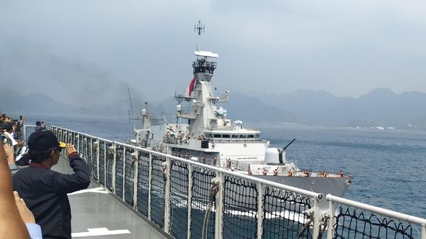  Selain menggelar rapat terbatas, Mahfud menyaksikan fly pass pesawat TNI AU dan sailing pass dari anjungan kapal. 