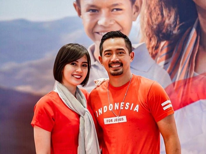 Yama Carlos dan istrinya