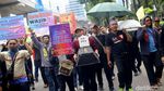 Keranda Mayat Warnai Aksi Buruh di Depan Gedung Kemenkes