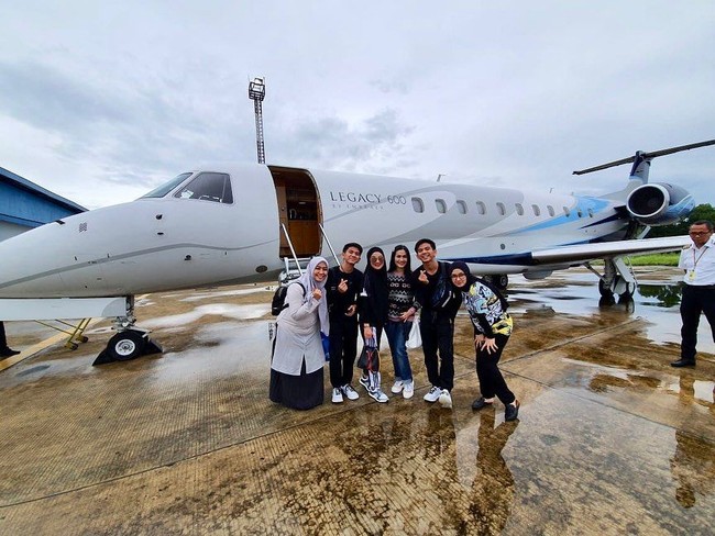 Kabarnya, Iis Dahlia dan Rizky diantar-jemput memakai jet pribadi milik keluarga Haji Isam. Mewah! (Foto: Instagram)