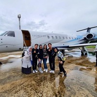 Kabarnya, Iis Dahlia dan Rizky diantar-jemput memakai jet pribadi milik keluarga Haji Isam. Mewah! (Foto: Instagram)