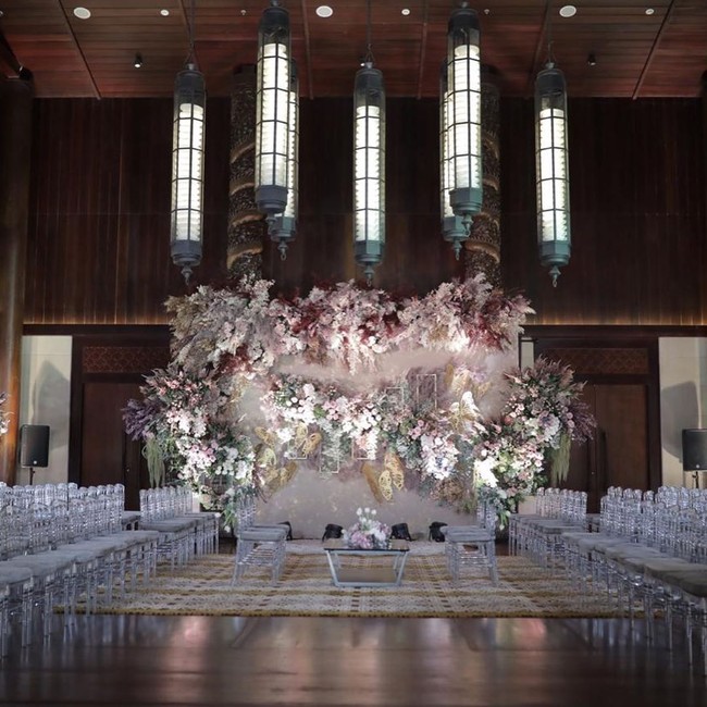 Meski baru lamaran, acara tetap digelar secara maksimal. Untuk urusan dekorasi misalnya, mereka memercayakan pada Stupa Caspea yang biasa menangani klien VIP.  Dekorasi dengan backdrop bernuansa taman vertikal yang dramatis menjadi pilihan sejoli tersebut. (Foto: Instagram)