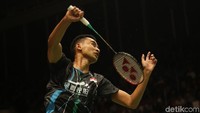 Tommy Sugiarto berusaha mengembalikan kok ke arah pebulutangkis tunggal putra India Sameer Verma dalam pertandingan babak pertama Indonesia Masters 2020 di Istora Senayan, Jakarta, Rabu (15/1/2020).