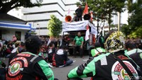 Tuntutannya adalah soal payung hukum atau legalitas ojek online. Mereka juga meminta status Ojol menjadi salah satu bagian dari sarana transportasi umum. Pemerintah dituntut agar bisa mendorong DPR RI merevisi UU 22.