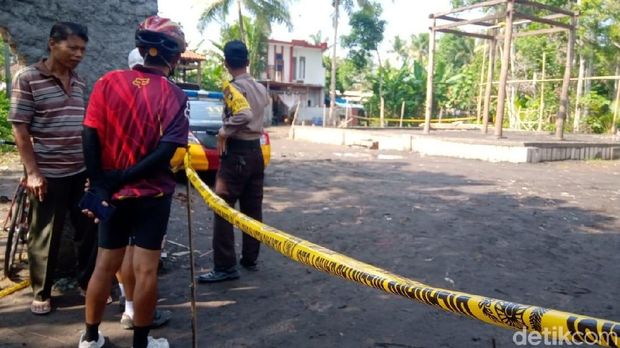 Polisi berjaga di kawasan Keraton Agung Sejagat. 