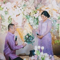 Dalam sebuah unggahan di instagram-nya, @lianajhonlin12, baru-baru ini, Liana mengaku baru lima bulan pacaran dengan Putra sebelum akhirnya dilamar. Kata orang kalo jodoh semua berjalan dengan cepat dan InsyaAllah dilancarkan sampai pada Harinya nanti. Bismillah yaa sayang.. I Love You, tulis Liana. Congrats to the newly-engaged couple! (Foto: Instagram)