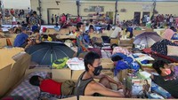 Kondisi rumah warga yang diselimuti abu vulkanik Taal Volcano membuat mereka dievakuasi ke tempat yang lebih aman agar. Warga pun diimbau untuk mengenakan masker dan mengurangi aktivitas di luar ruangan. Hal itu dilakukan guna mencegah terjadinya infeksi saluran pernapasan akibat abu vulkanik erupsi Taal Volcano. AP Photo/Bullit Marquez.