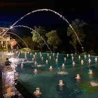 Kolam renang pribadi pun ikut bersolek. Selain air mancur, tampak deretan lilin yang mengambang ikut menghiasi kolam renang tersebut. (Foto: Instagram)