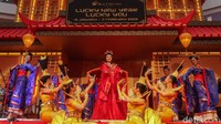 Suguhan khas imlek seperti chinnese latern dance ditampilkan.