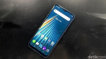 Realme melengkapi dengan fitur fingerprint di belakang bodi.  Lalu ada FM Radio, tahan percikan air dan tersedia slot microSD dan dual SIM Card. Foto: Adi Fida Rahman/detikINET