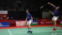Menghadapi ganda putra peraih medali emas European Games tahun 2019 tersebut, Kevin Sanjaya/Marcus Gideon tampil penuh percaya diri dan berhasil dominan di set awal.