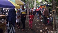 Para pedagang mencoba mengais rezeki dari warga yang berbondong-bondong mengunjungi istana itu.