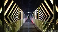 Layaknya JPO kekinian yang menghiasi Jakarta, JPO di Jalan Jenderal Ahmad Yani juga dihiasi oleh desain cincin ulir. Menariknya lagi, bagian JPO itu juga menyala warna-warni dan membuatnya tampak lebih cantik di malam hari (Randy/detikcom)