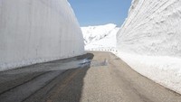 Tebing salju ini disebut juga Yuki no Otani oleh masyarakat Jepang. Snow wall ini akan berada di sepanjang 1,5 km dengan tinggi sampai 20 meter. (iStock)