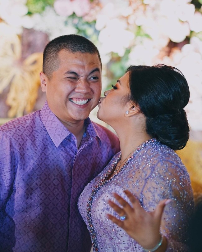 Putri Haji Isam, Liana Jhonlin akan dinikahi pebalap bernama Putra. Sebelumnya, mereka melangsungkan acara lamaran yang digelar di kediaman megah milik Haji Isam di Batulicin, Kalimantan Selatan, pada Rabu (1/1/2020). (Foto: Instagram)