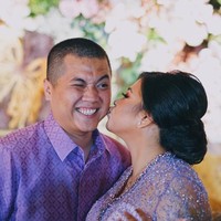 Putri Haji Isam, Liana Jhonlin akan dinikahi pebalap bernama Putra. Sebelumnya, mereka melangsungkan acara lamaran yang digelar di kediaman megah milik Haji Isam di Batulicin, Kalimantan Selatan, pada Rabu (1/1/2020). (Foto: Instagram)