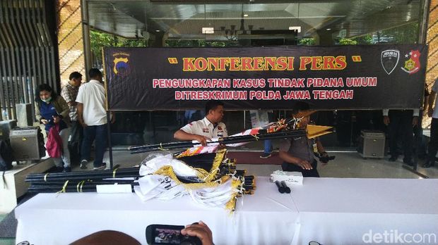 Beragam alat bukti kasus Keraton Agung Sejagat dihadirkan dalam jumpa pers di Polda Jateng.