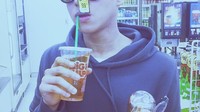 Mengunjungi sebuah minimarket, Ardhito Pramono memilih memesan fruit tea. Netizen dibuat salah fokus dengan gaya kocaknya memakai kacamata yang masih ada pricetagnya! Foto: Instagram @ardhitopramono