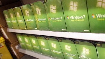Banyak kopi Windows 7 disiapkan toko untuk mengantisipasi membludaknya pembeli. Foto: Getty Images