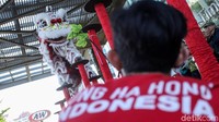 Atraksi ini ditampilkan oleh kelompok kesenian Barongsai Kong Ha Hong.