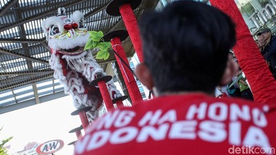 Aksi Barongsai Jelang Imlek di Pusat Perbelanjaan