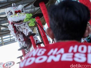 Aksi Barongsai Jelang Imlek di Pusat Perbelanjaan