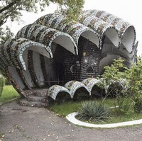 Kalau dibandingkan dengan halte-halte yang lain, sepertinya halte ini yang masih sedikit lebih terawat. Halte ini berbentuk layaknya cangkang kerang yang sangat besar dengan warna yang cantik. Sangat indah bukan? Foto: dok. bored panda