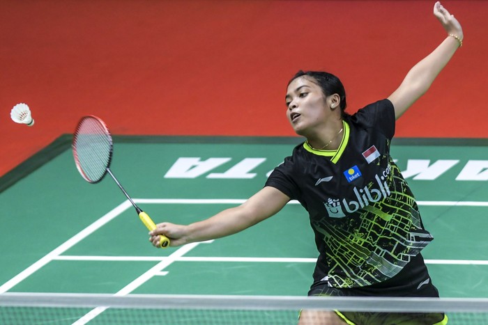 Pebulu tangkis tunggal putri Indonesia Gregoria Mariska Tunjung mengembalikan kok ke arah lawannya pebulu tangkis tunggal putri Japan Akane Yamaguchi saat pertandingan babak pertama Daihatsu Indonesia Masters 2020 di Istora Senayan, Jakarta, Rabu (15/1/2020). Gregoria Mariska Tunjung kalah dari lawannya 1-2 (12-21, 21-15 dan 22-24). ANTARA FOTO/Galih Pradipta/foc.
