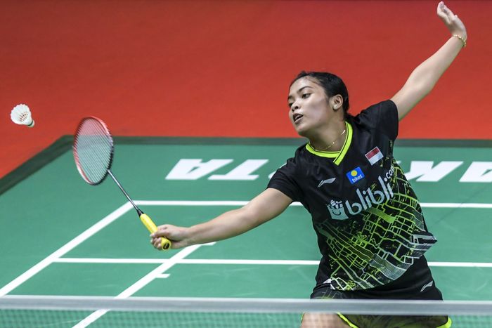 Gregoria Mariska Tunjung Pebulu tangkis tunggal putri Indonesia Gregoria Mariska Tunjung mengembalikan kok ke arah lawannya pebulu tangkis tunggal putri Japan Akane Yamaguchi saat pertandingan babak pertama Daihatsu Indonesia Masters 2020 di Istora Senayan, Jakarta, Rabu (15/1/2020). Gregoria Mariska Tunjung kalah dari lawannya 1-2 (12-21, 21-15 dan 22-24). ANTARA FOTO/Galih Pradipta/foc.