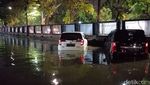 Potret Puluhan Motor Terendam Banjir di Parkiran Darmo Park II