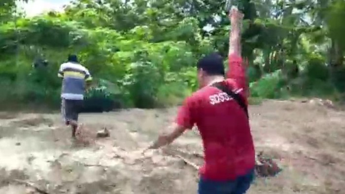 Inilah aksi perburuan yang dilakukan pihak kepolisian terhadap pelaku pencurian sepeda motor di Kelurahan Tampo, Kecamatan Napabalano, Kabupaten Muna, Sulawesi Tenggara, Selasa (14/1). Beberapa tembakan peringatan diletuskan, mirip film action!