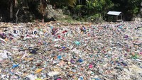 Keberadaan tumpukan sampah tersebut, menjadi pemandangan memprihatinkan, apalagi Pantai Palippis, merupakan salah satu destinasi wisata pantai andalan warga di daerah ini.