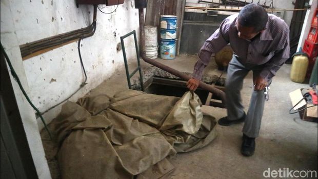 Pak Urip memperlihatkan layar perak yang digunakan saat kejayaan bioskop 